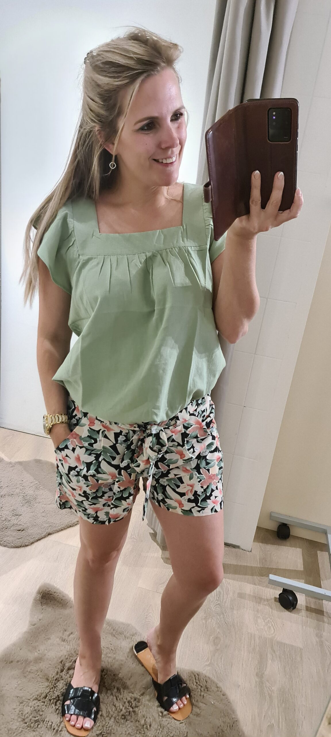 Short flowers black