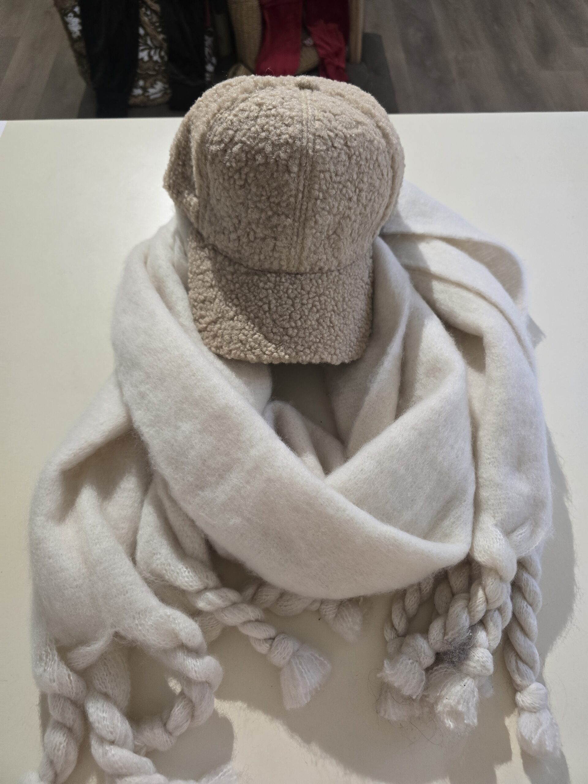 Set sjaal ecru en pet teddy